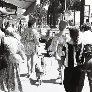 Poster photo "Deux élégantes et leur lévrier à Cannes" en 1991 - photo André Abbe