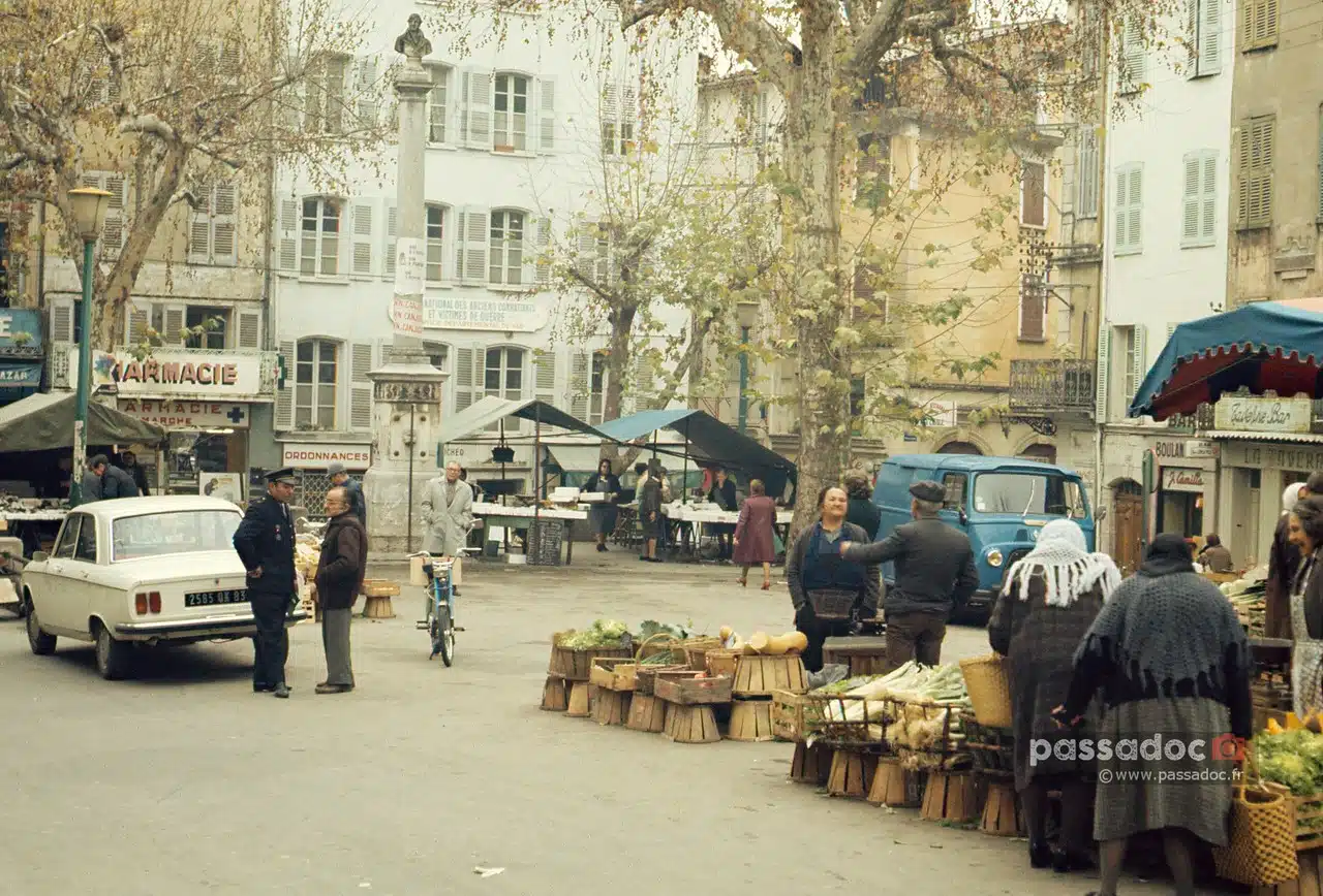 2024-02-10 Marché provencal de draguignan dans les années 70 - dames en chale vieille voiture et policier - Photo André Abbe