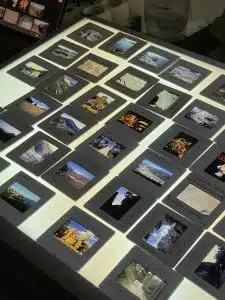 Contenus photo et photo mieux et moins cher : les archives valent de l'or. Ici le légendage photo à leur retour de numérisation chez Abbe Photo en janvier 2026